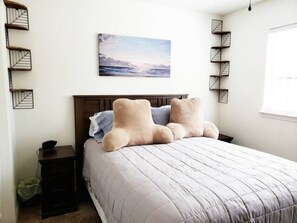 3 bedrooms, desk, iron/ironing board, travel cot