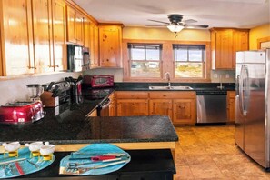 ثلاجة، ميكروويف، فرن، موقد طهي مسطح