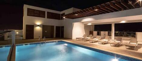 Una piscina al aire libre