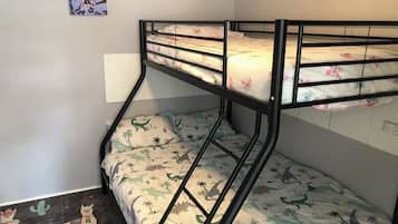 4 habitaciones, tabla de planchar con plancha, wifi y ropa de cama