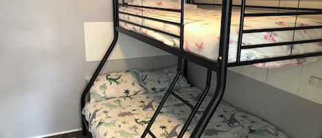 4 bedrooms, iron/ironing board, WiFi, bed sheets