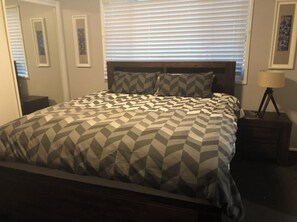 4 bedrooms, iron/ironing board, WiFi, bed sheets - Budgewoi home between 2 Lakes & 5 minutes from Budgewoi Beach (Budgewoi)