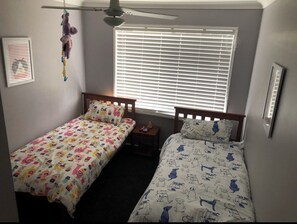 4 habitaciones, tabla de planchar con plancha, wifi y ropa de cama 