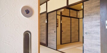 Escritorio y ropa de cama 