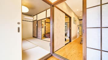 Escritorio y ropa de cama