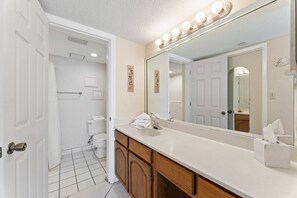 Condo (Commodore 1002 (1/2)) | Bathroom - Commodore 1002 (Panama City Beach)