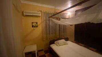 4 bedrooms, individually furnished, laptop workspace, iron/ironing board