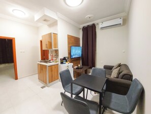 家庭套房 | 起居区 | 49-英寸纯平电视 （配备卫星频道）、电视