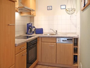 Køleskab, ovn, opvaskemaskine, kaffe-/temaskine