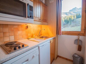 Fridge, microwave, oven, stovetop - 2-room apartment in Valmorel, pets allowed, balcony, near ski slopes (Valmorel)