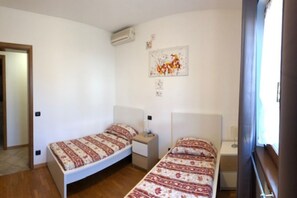 3 bedrooms, in-room safe, iron/ironing board, WiFi