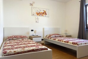 3 chambres, coffres-forts dans les chambres, fer et planche à repasser