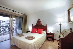 3 habitaciones, tabla de planchar con plancha, cuna de viaje y wifi 