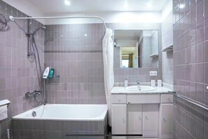Tina, secadora de cabello, bidet, toallas 