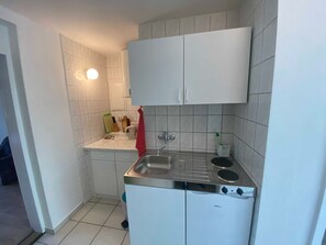 Geladeira, cadeirão de bebê