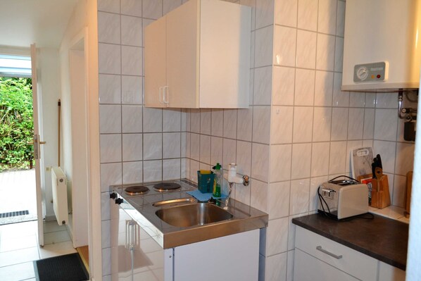 Kylskåp och barnstol