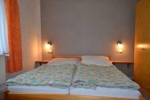 2 bedrooms, travel cot, WiFi