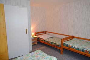 2 bedrooms, travel cot