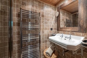 Baignoire, sĂšche-cheveux, serviettes fournies, savon