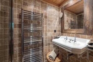 Badekar, hårtørrer, håndklæder, Sæbe