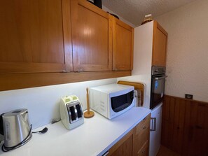 Cafeteira/chaleira, geladeira, micro-ondas, cooktop