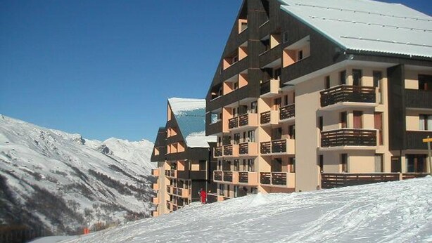 A multi-story hotel with a modern architectural design, featuring balconies and a ski slope in the background. - Studio with Cabin at the Foot of the Slopes, Pets Allowed (Les Menuires)