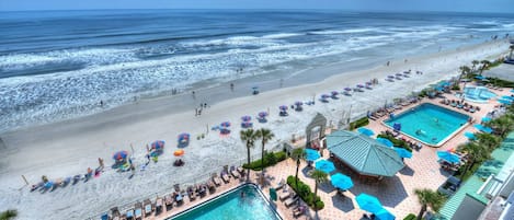 Una piscina techada, una piscina al aire libre