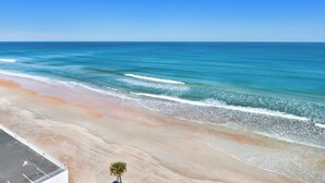 Ein Strand mit klarem, blauen Wasser und einem sandigen Ufer.