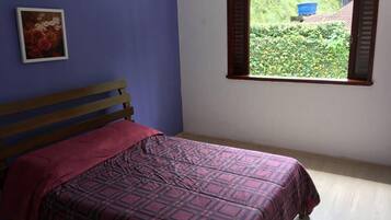 4 bedrooms, desk, WiFi, bed sheets