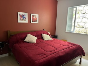 4 bedrooms, desk, WiFi, bed sheets