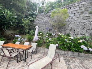 Outdoor dining - Maravilhosa Casa no Paraizo Salão 4 Quartos Piscina, Churrasqueira, Jardins!! (Petrópolis)