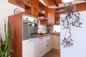 Frigorifero, forno, piano cottura, bollitore elettrico