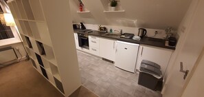 Kylskåp, mikrovågsugn, ugn och spishäll