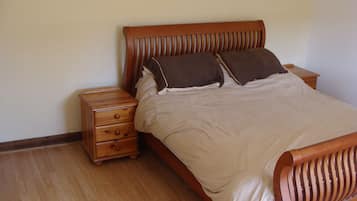 4 bedrooms, iron/ironing board, WiFi, bed sheets
