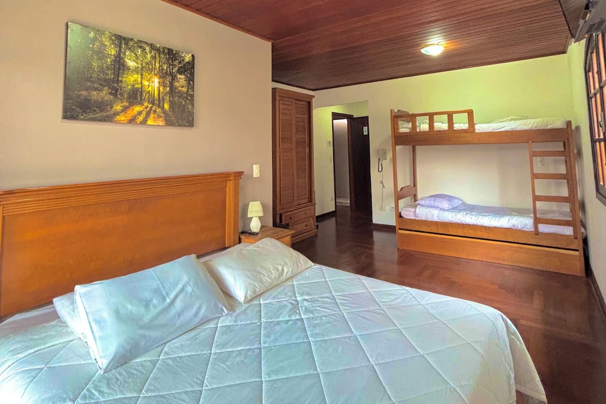 Habitación cuádruple superior | Wifi gratis y ropa de cama