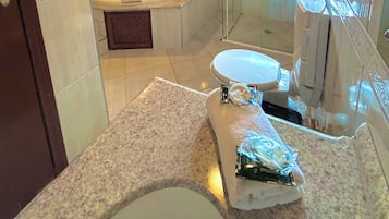 Un bagno con vasca, water e doccia.