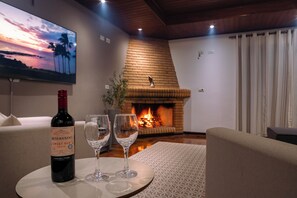 24-inch LCD TV with satellite channels, TV - Pousada Portal da Serra (Campos do Jordão)