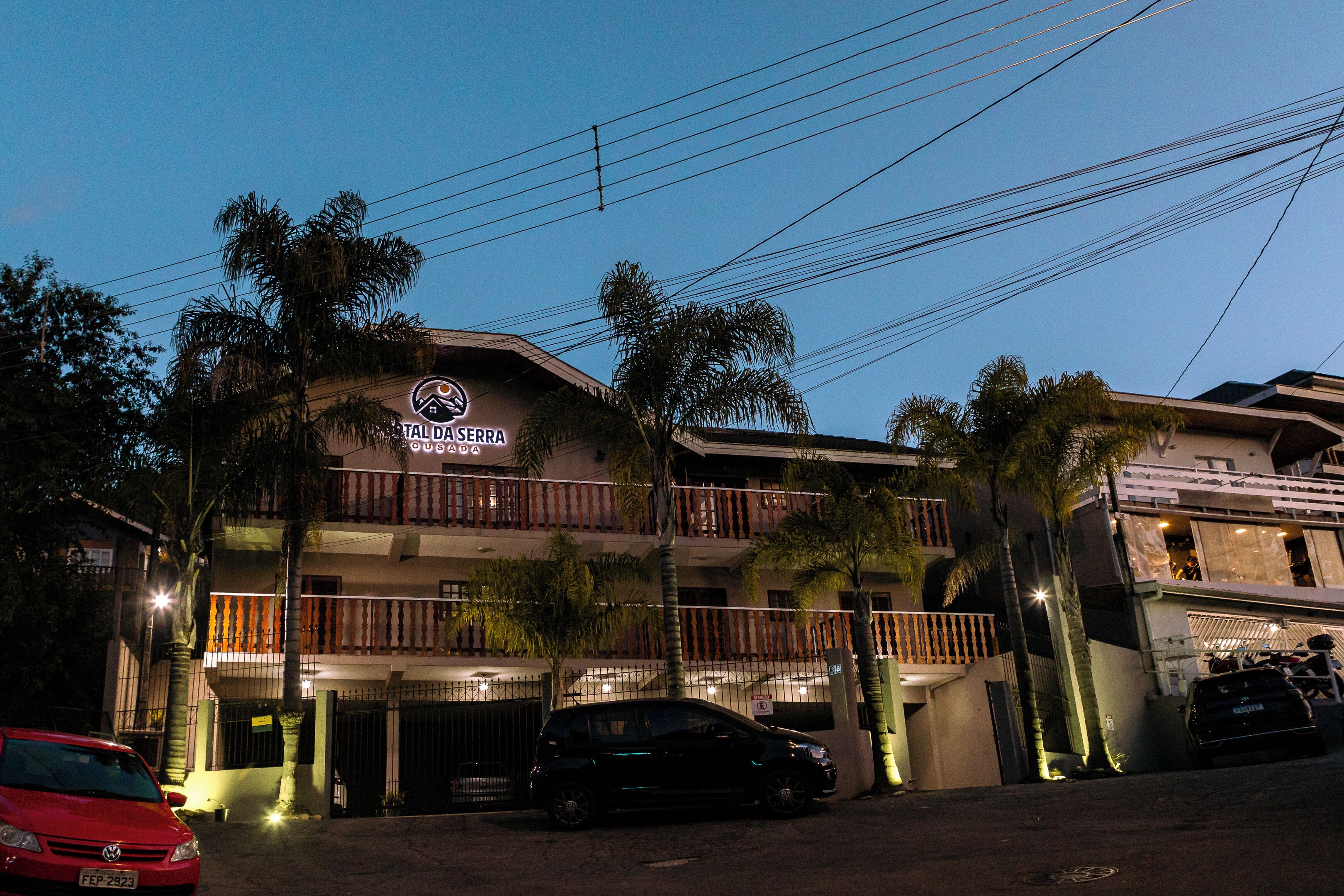 Fachada da propriedade à noite