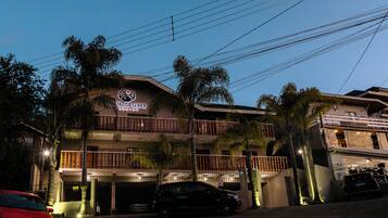 Fachada da propriedade à noite