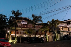 ด้านหน้าที่พัก - ตอนเย็น/กลางคืน
