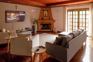 24-inch LCD TV with satellite channels, TV - Pousada Portal da Serra (Campos do Jordão)