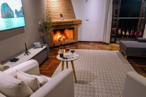 24-inch LCD TV with satellite channels, TV - Pousada Portal da Serra (Campos do Jordão)