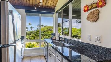 Condo, 1 Bedroom | Private kitchen