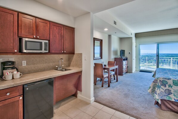 Fridge, microwave, coffee/tea maker, toaster - Stunning 11th floor Ocean/Golf views, Resort, Wifi (Miramar Beach)