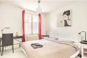 4 chambres, bureau, fer et planche à repasser, accès au Wi-Fi (inclus)