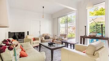 Télévision, lecteur de DVD, chaîne hi-fi