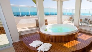 A hot tub on a wooden deck with a view of the ocean. - Flat Saint Moritz - Centro de Brasília (Brasília)