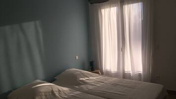 4 slaapkamers, een strijkplank/strijkijzer, reisbedje, gratis wifi