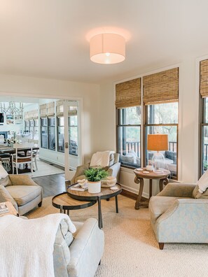 Een televisie, een open haard en een tafeltennistafel