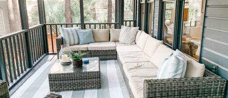 Télévision, cheminée, table de tennis de table